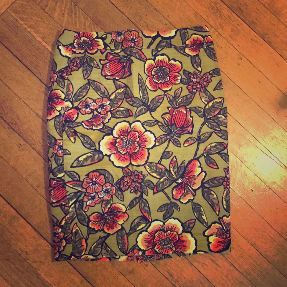 A gorgeous mid-rise skirt